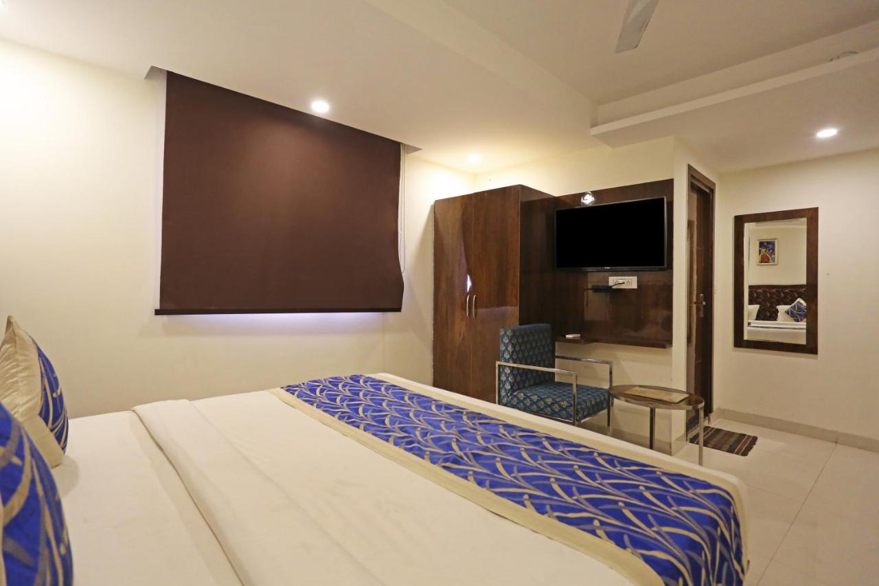 Hotel Emblem Suites- Near Delhi Airport New Delhi Exteriör bild