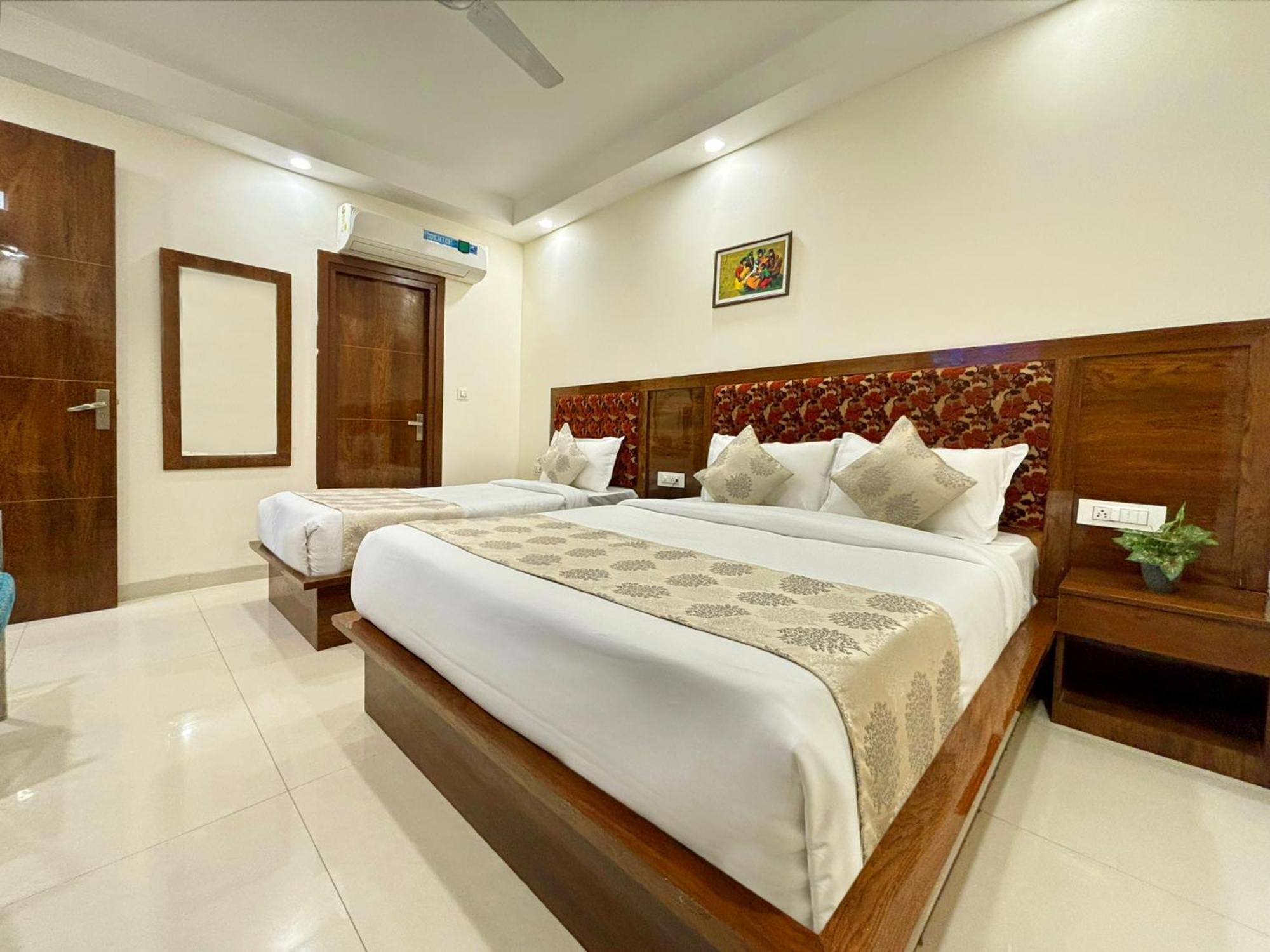 Hotel Emblem Suites- Near Delhi Airport New Delhi Exteriör bild