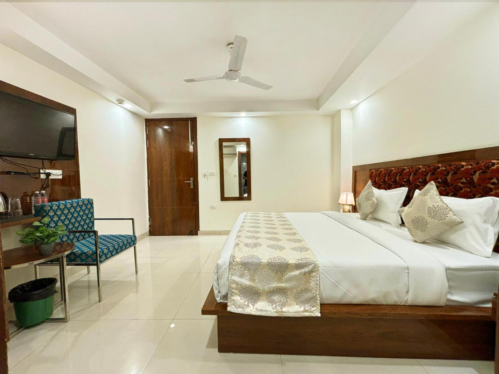 Hotel Emblem Suites- Near Delhi Airport New Delhi Exteriör bild