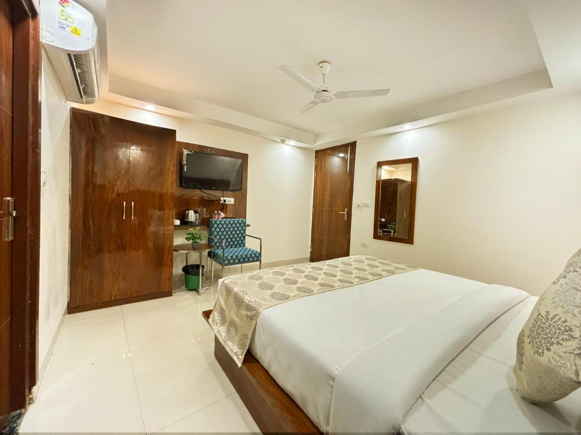 Hotel Emblem Suites- Near Delhi Airport New Delhi Exteriör bild