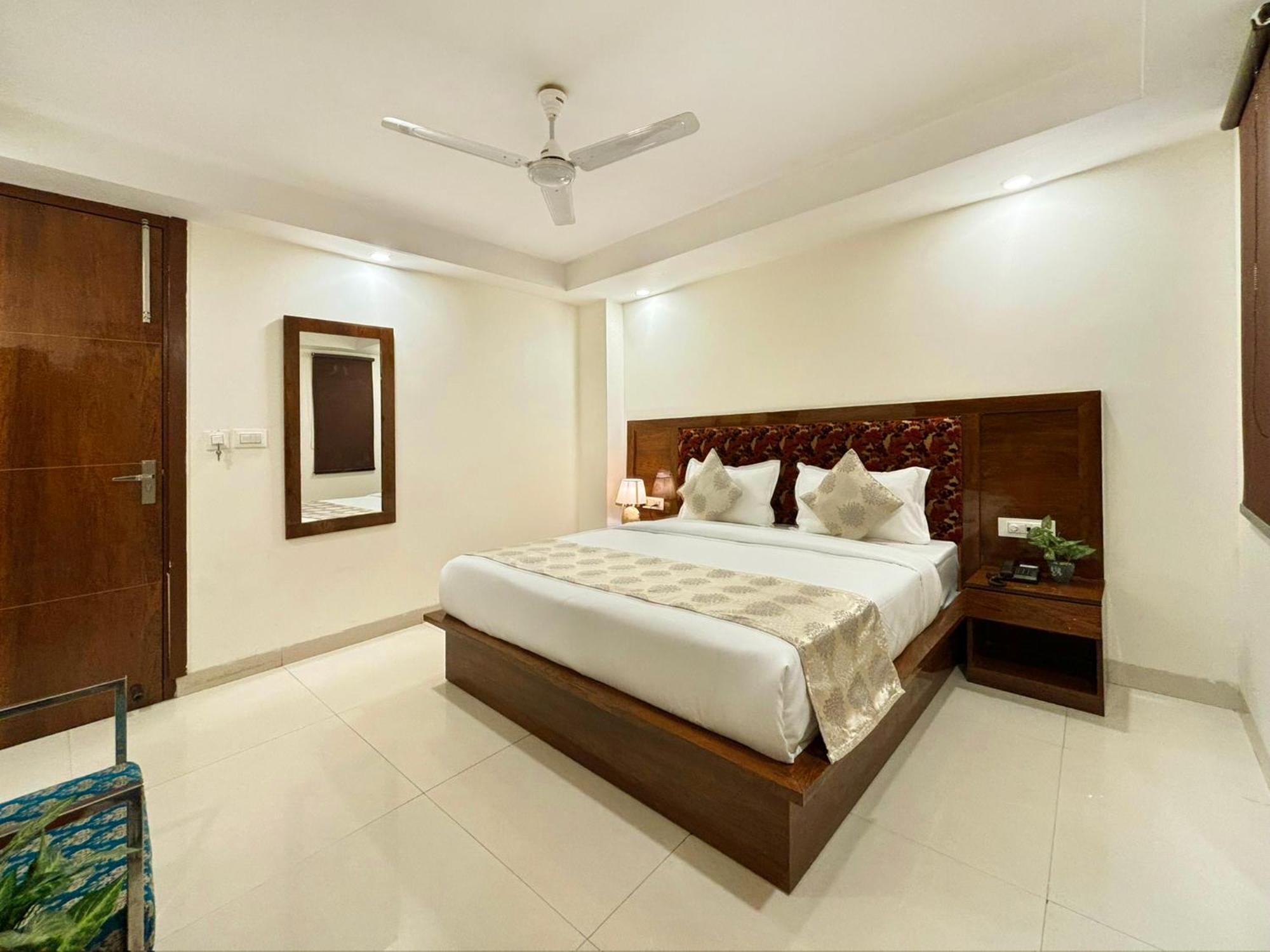 Hotel Emblem Suites- Near Delhi Airport New Delhi Exteriör bild