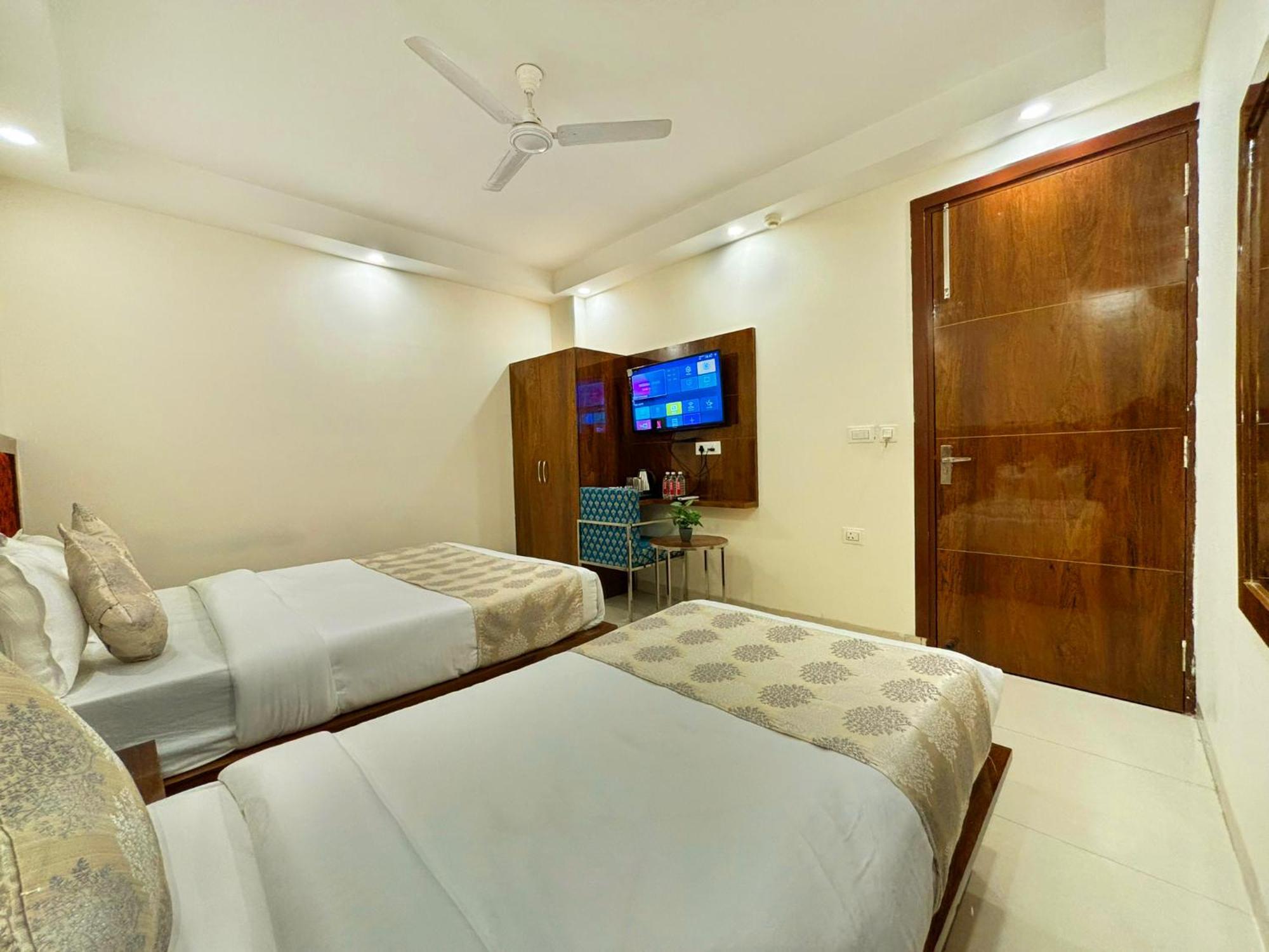Hotel Emblem Suites- Near Delhi Airport New Delhi Exteriör bild