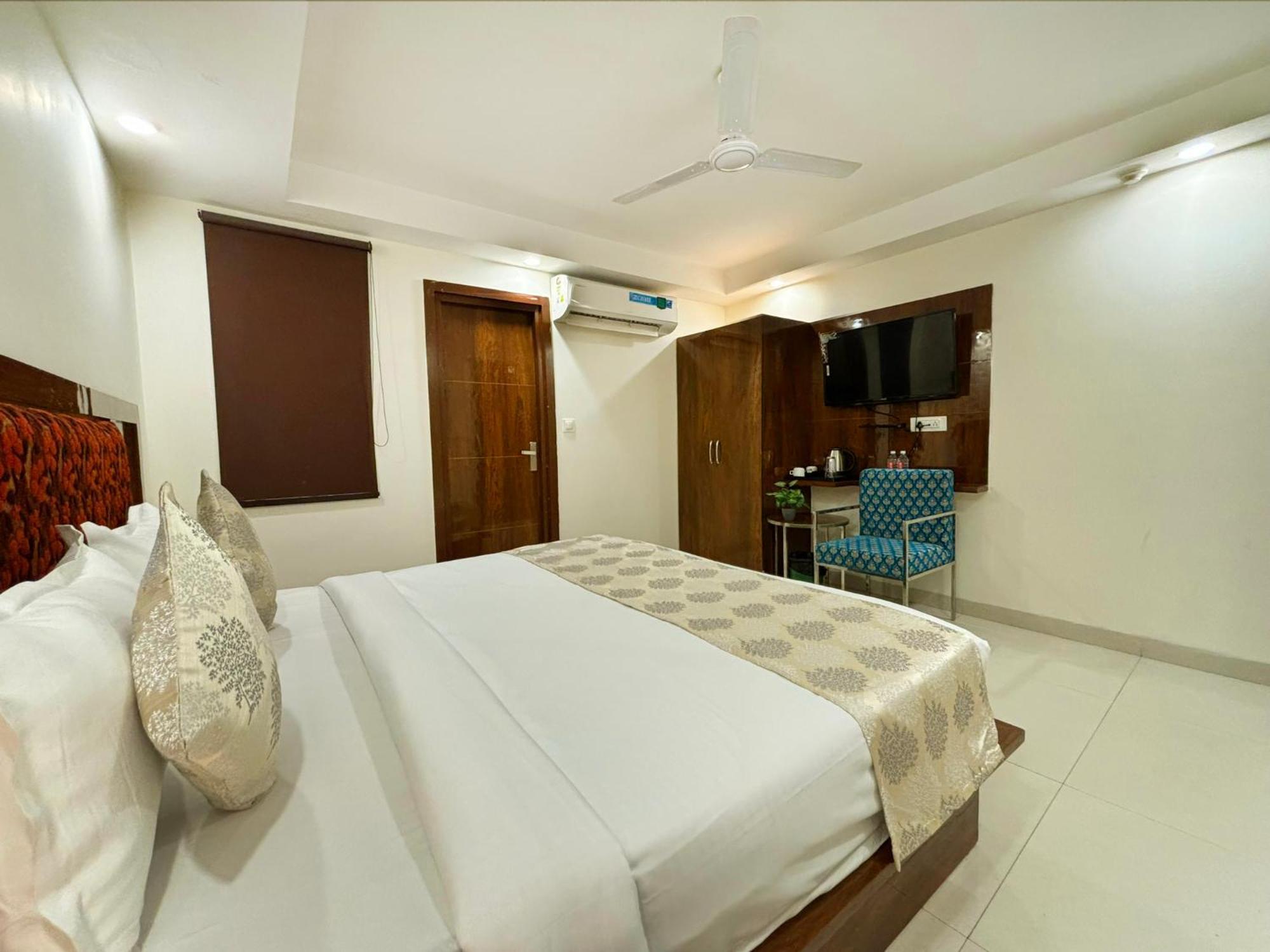 Hotel Emblem Suites- Near Delhi Airport New Delhi Exteriör bild