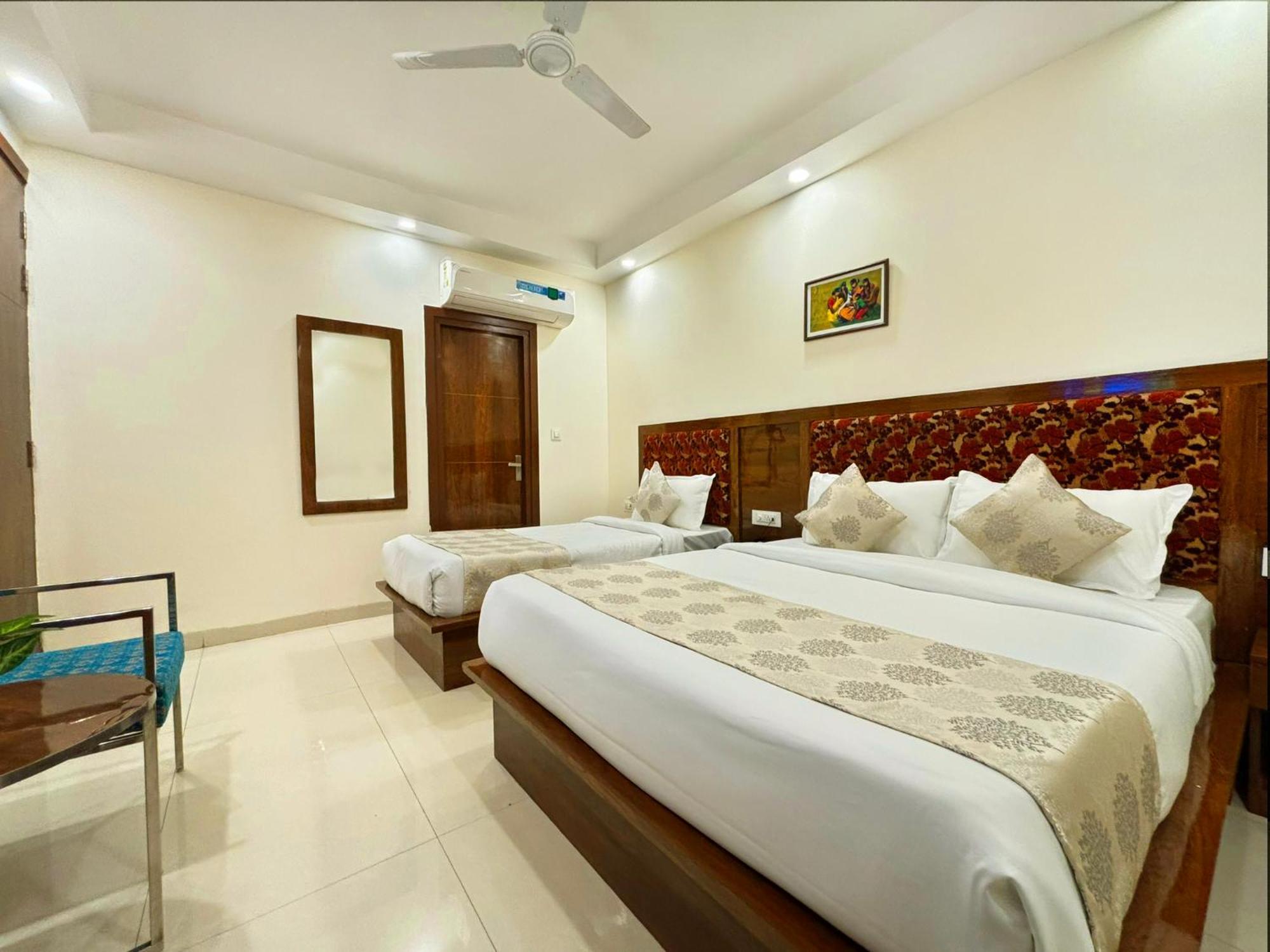 Hotel Emblem Suites- Near Delhi Airport New Delhi Exteriör bild