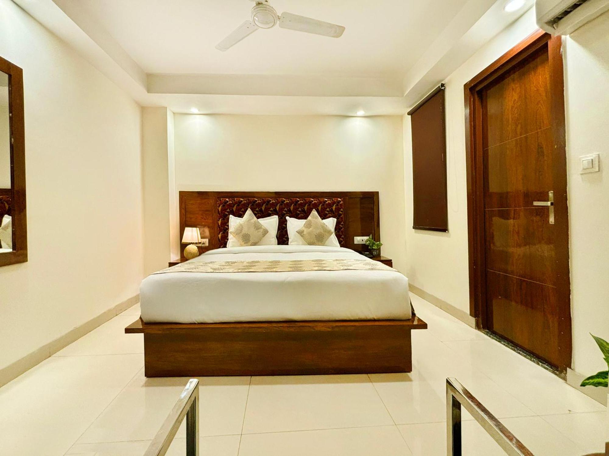 Hotel Emblem Suites- Near Delhi Airport New Delhi Exteriör bild