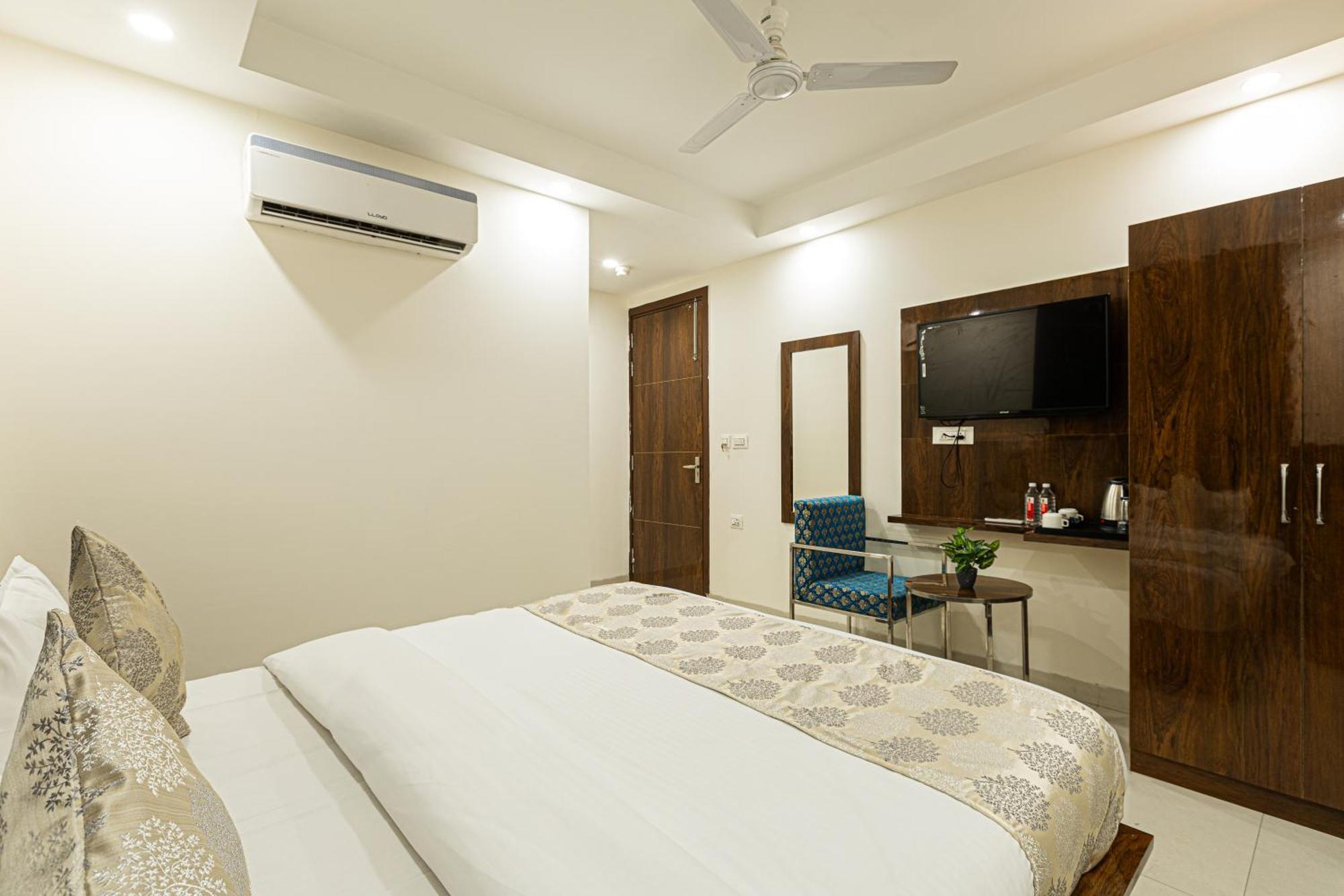 Hotel Emblem Suites- Near Delhi Airport New Delhi Exteriör bild